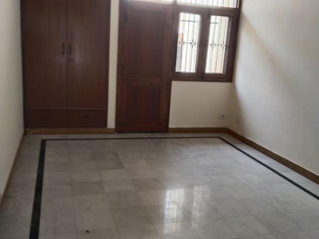 Resale | 6+ BHK + Servant Room,Study Room 180 Sq.Mt. Villa in RWA Apartments Sector 41