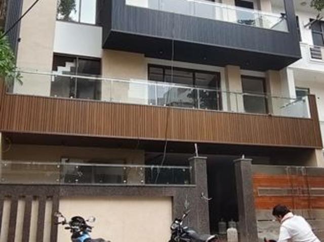 Resale | 6+ BHK + Servant Room 180 Sq.Mt. Independent House in RWA Apartments Sector 41