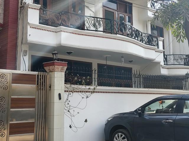 Resale | 6+ BHK + Servant Room 180 Sq.Mt. Independent House in RWA Apartments Sector 41