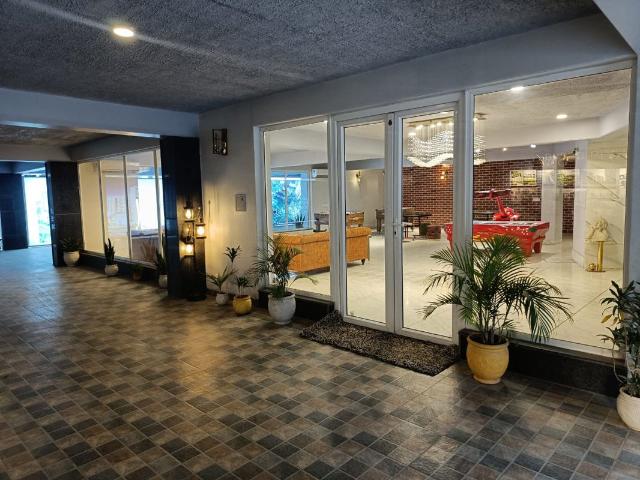 Resale | 6 BHK + Servant Room 1200 Sq.Yd. Independent House in Sector 8