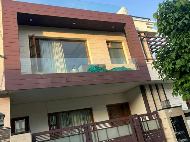 Resale | 6 BHK + Servant Room 283 Sq.Yd. Independent House in Sector 91