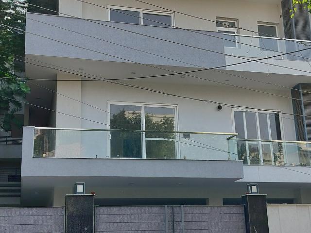 Resale | 6+ BHK + Servant Room 300 Sq.Mt. Independent House in Sector 36