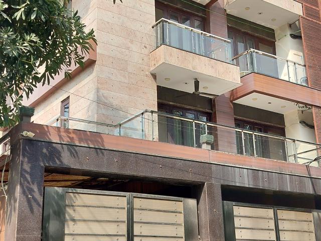 Resale | 6+ BHK + Servant Room 300 Sq.Mt. Independent House in Sector 36