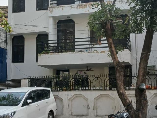 Resale | 6+ BHK + Study Room 250 Sq.Mt. Independent House in Rail Vihar Sector 30