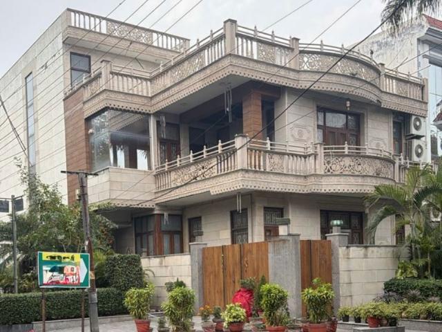 Resale | 6+ BHK + Study Room 375 Sq.Mt. Independent House in Sector 55