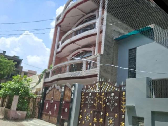 Resale | 6 BHK + Study Room,Extra Room 185 Sq.Mt. Villa in Sector 11