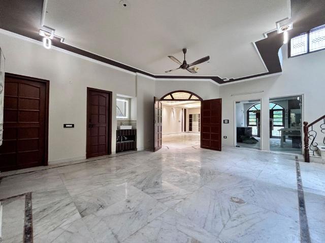 Resale | 6+ BHK + Study Room,Store Room 360 Sq.Mt. Villa in Sector 56