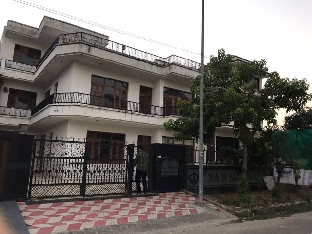Resale | 6+ BHK + Pooja Room 500 Sq.Yd. Independent House in Sector 91