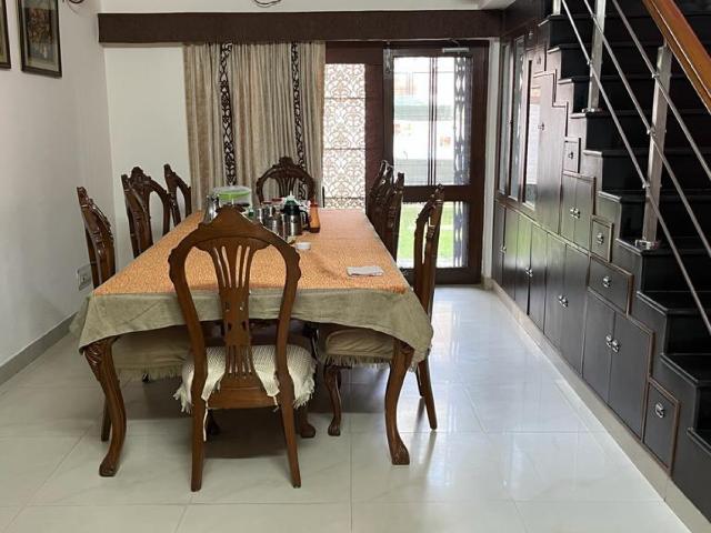 Resale | 6 BHK + Pooja Room 630 Sq.Yd. Villa in Sector 34
