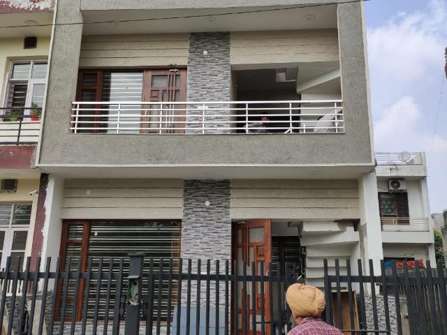Resale | 6 BHK + Pooja Room 100 Sq.Yd. Independent House in Sector 80