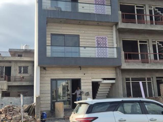 Resale | 6 BHK + Pooja Room 100 Sq.Yd. Independent House in Sector 82