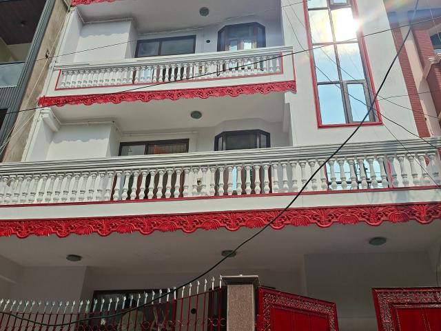 Resale | 6 BHK + Pooja Room 112 Sq.Mt. Independent House in RWA Apartments Sector 19