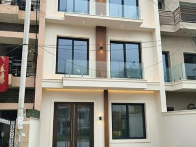 Resale | 6+ BHK + Pooja Room 169 Sq.Yd. Independent House in Sector 35