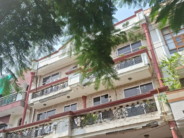 Resale | 6 BHK + Pooja Room 185 Sq.Mt. Independent House in RWA Apartments Sector 39