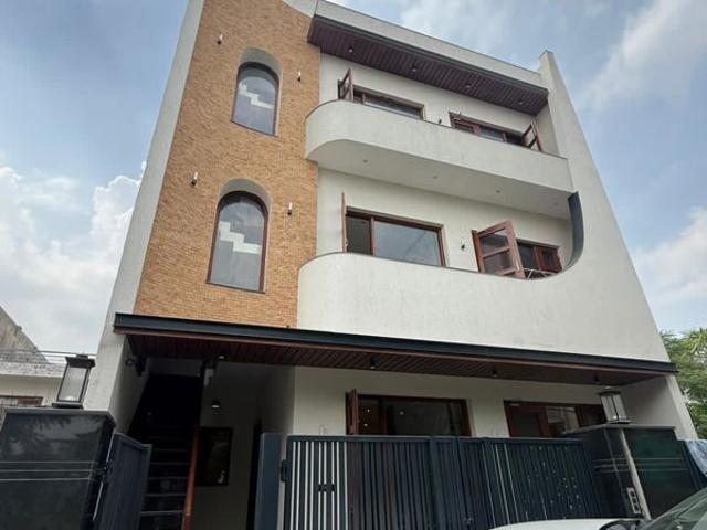 Resale | 6+ BHK + Pooja Room 200 Sq.Yd. Independent House in Sector 79
