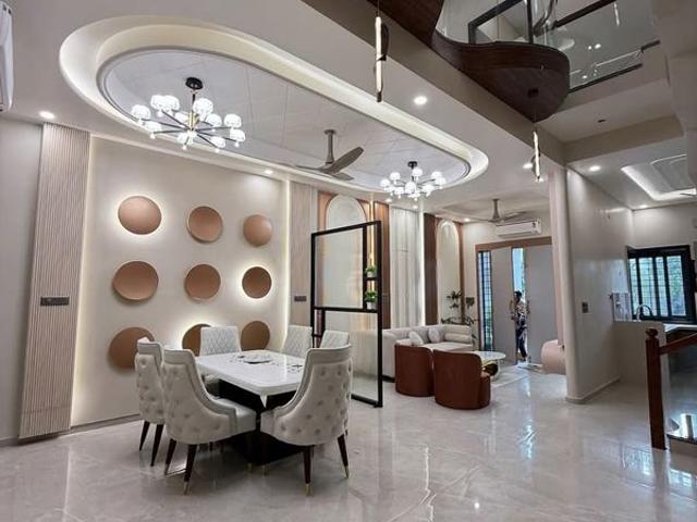 Resale | 6+ BHK + Pooja Room 204 Sq.Mt. Independent House in Sector 11