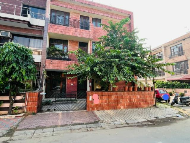 Resale | 6+ BHK + Pooja Room 250 Sq.Yd. Independent House in Sector 44