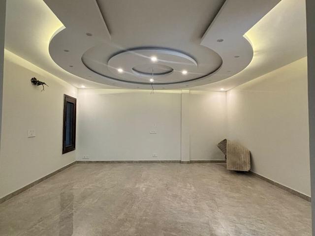 Resale | 6 BHK + Pooja Room 250 Sq.Yd. Independent House in Sector 91