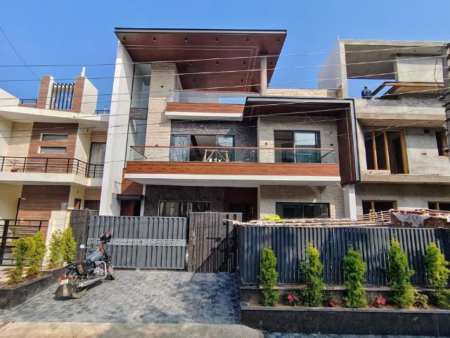 Resale | 6 BHK + Pooja Room 300 Sq.Yd. Independent House in Sector 79