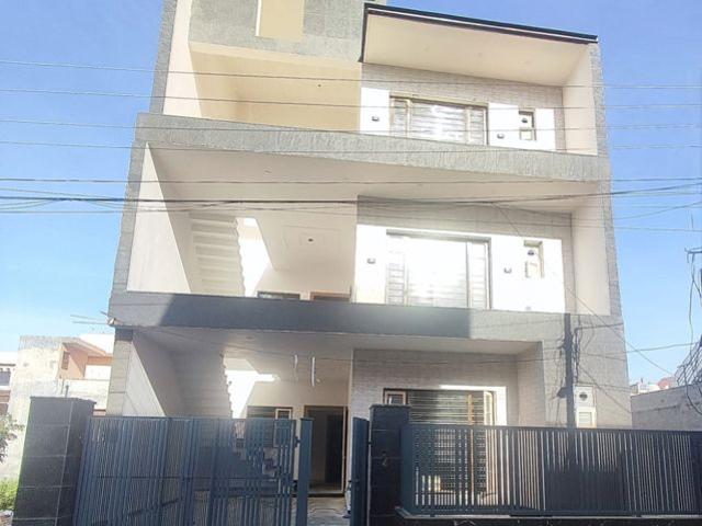 Resale | 6 BHK + Pooja Room,Extra Room,Store Room 4200 Sq.Ft. Villa in Sector 127
