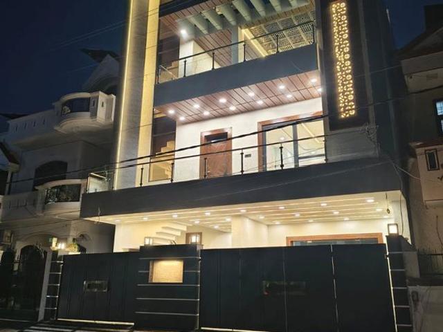 Resale | 6 BHK + Pooja Room,Servant Room 2200 Sq.Ft. Villa in Gomti Nagar