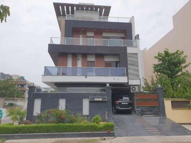 Resale | 6+ BHK + Pooja Room,Servant Room 250 Sq.Mt. Independent House in Noida Central