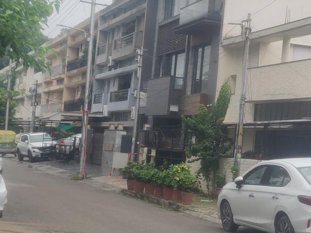 Resale | 6 BHK + Pooja Room,Servant Room 350 Sq.Yd. Independent House in Sector 35