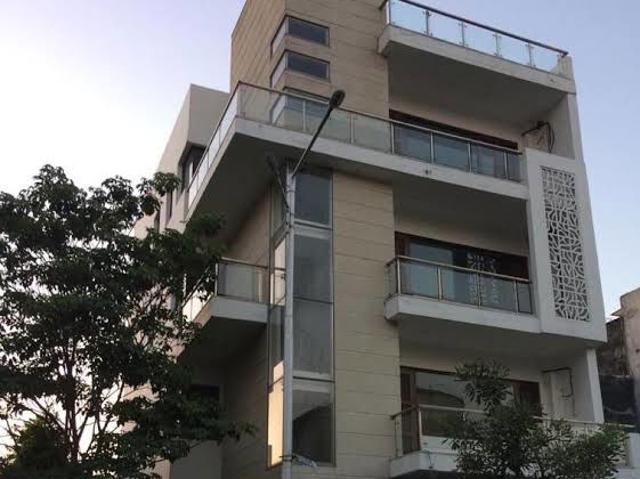 Resale | 6+ BHK + Pooja Room,Servant Room 360 Sq.Mt. Villa in Sector 43