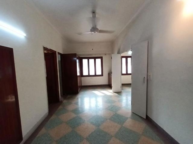 Resale | 6+ BHK + Pooja Room,Servant Room,Study Room 500 Sq.Yd. Villa in Unitech South City 1