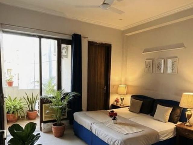 Resale | 6+ BHK + Pooja Room,Servant Room,Study Room 588 Sq.Yd. Independent House in Sector 21