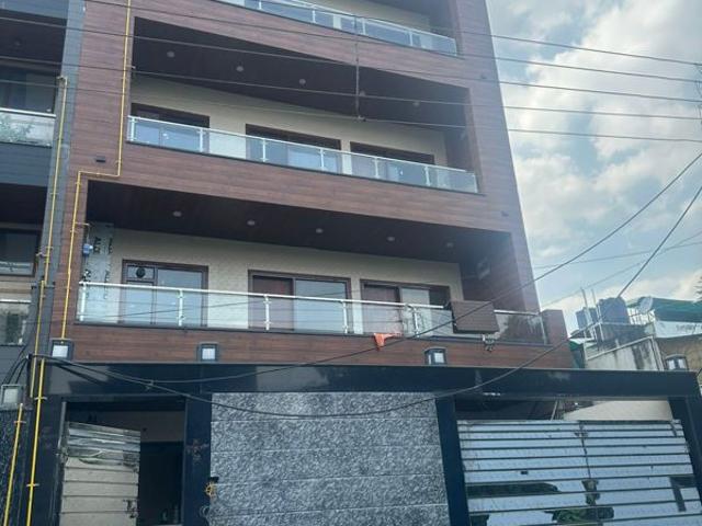 Resale | 6+ BHK + Pooja Room,Servant Room,Study Room 180 Sq.Mt. Villa in RWA Apartments Sector 41
