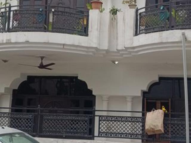 Resale | 6+ BHK + Pooja Room,Servant Room,Study Room 180 Sq.Mt. Villa in RWA Apartments Sector 41