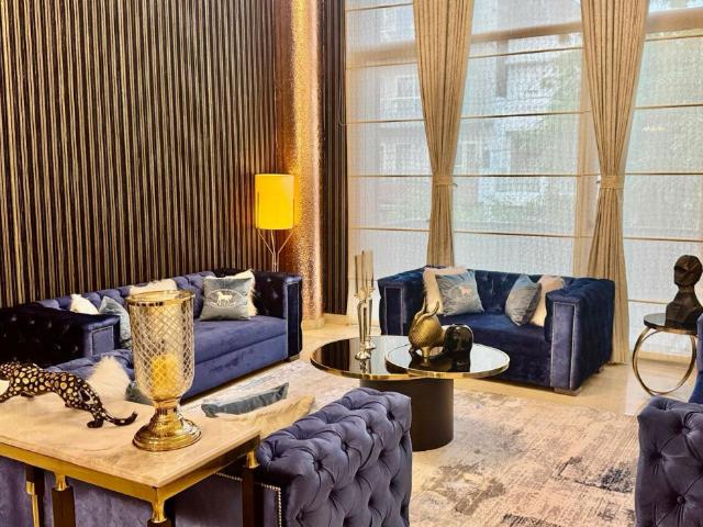 Resale | 6+ BHK + Pooja Room,Servant Room,Study Room 300 Sq.Mt. Independent House in Sector 39