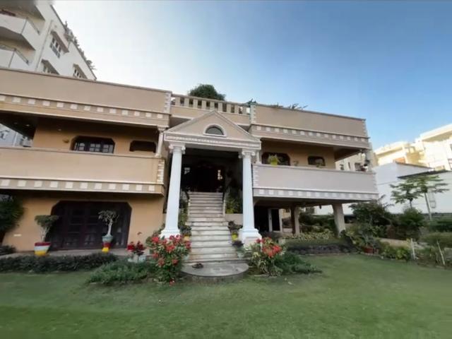 Resale | 6+ BHK + Pooja Room,Servant Room,Study Room,Extra Room,Basement,Store Room 1000 Sq.Yd. Villa in Madhapur