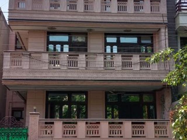 Resale | 6+ BHK + Pooja Room,Servant Room,Study Room,Extra Room,Basement,Store Room 430 Sq.Ft. Independent House in RWA Apartments Sector 40