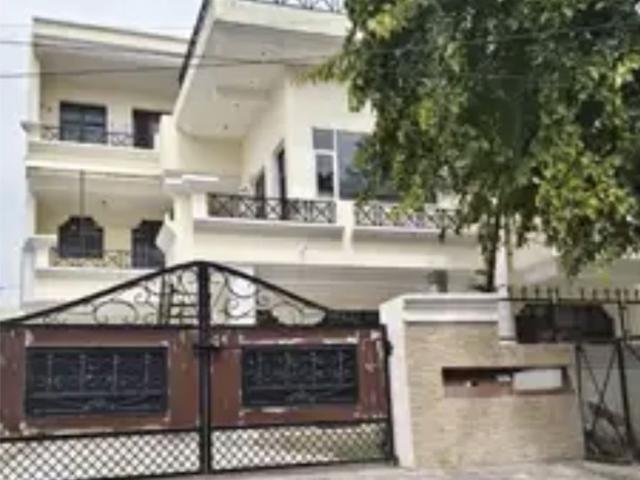 Resale | 6 BHK + Pooja Room,Servant Room,Study Room,Extra Room,Basement,Store Room 500 Sq.Yd. Independent House in Sector 15