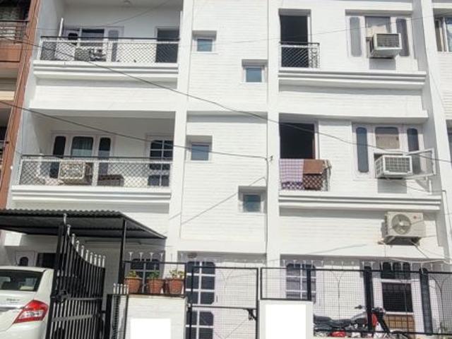 Resale | 6+ BHK + Pooja Room,Servant Room,Study Room,Extra Room,Store Room 250 Sq.Yd. Independent House in Sector 15
