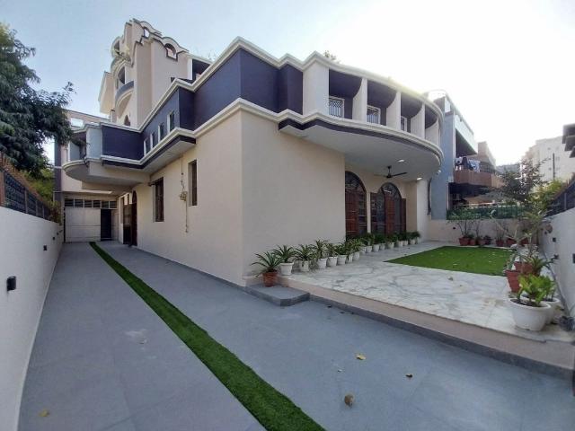 Resale | 6+ BHK + Pooja Room,Servant Room,Study Room,Extra Room,Store Room 300 Sq.Ft. Independent House in Sector 39