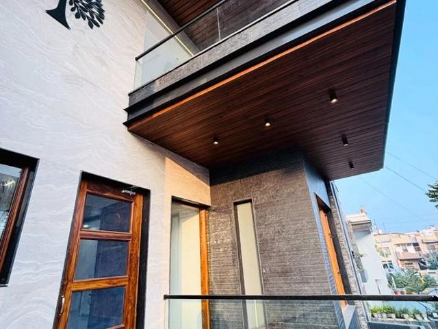 Resale | 6+ BHK + Pooja Room,Servant Room,Study Room,Extra Room,Store Room 300 Sq.Yd. Independent House in Ashok Vihar