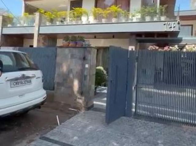 Resale | 6+ BHK + Pooja Room,Servant Room,Study Room,Extra Room,Store Room 5000 Sq.Ft. Independent House in Sector 70