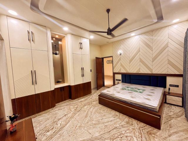 Resale | 6+ BHK + Pooja Room,Servant Room,Study Room,Extra Room 10000 Sq.Ft. Independent House in Mansarovar Extension