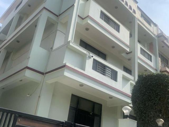 Resale | 6+ BHK + Pooja Room,Servant Room,Study Room,Extra Room 200 Sq.Mt. Villa in Sector 53
