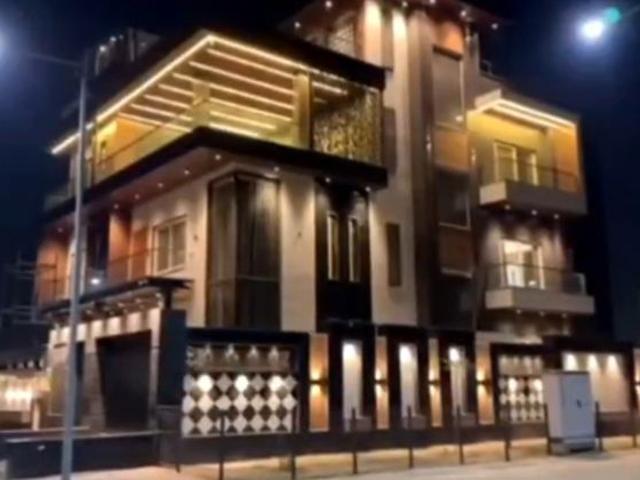 Resale | 6+ BHK + Pooja Room,Servant Room,Study Room,Extra Room 362 Sq.Yd. Villa in Wave City
