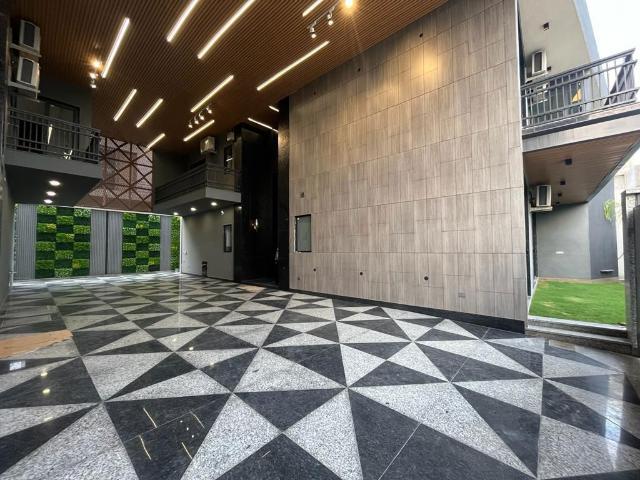 Resale | 6 BHK + Pooja Room,Servant Room,Study Room,Extra Room 300 Sq.Yd. Villa in Soami Nagar
