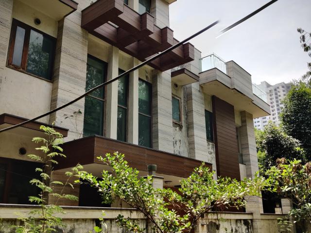 Resale | 6+ BHK + Pooja Room,Servant Room,Study Room,Extra Room 450 Sq.Mt. Independent House in RWA Apartments Sector 47