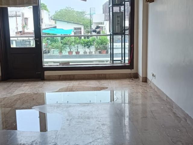 Resale | 6 BHK + Pooja Room,Servant Room,Study Room,Extra Room 500 Sq.Yd. Independent House in New Friends Colony