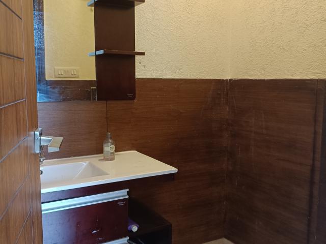 Resale | 6 BHK + Pooja Room,Servant Room,Study Room,Extra Room 500 Sq.Yd. Independent House in New Friends Colony