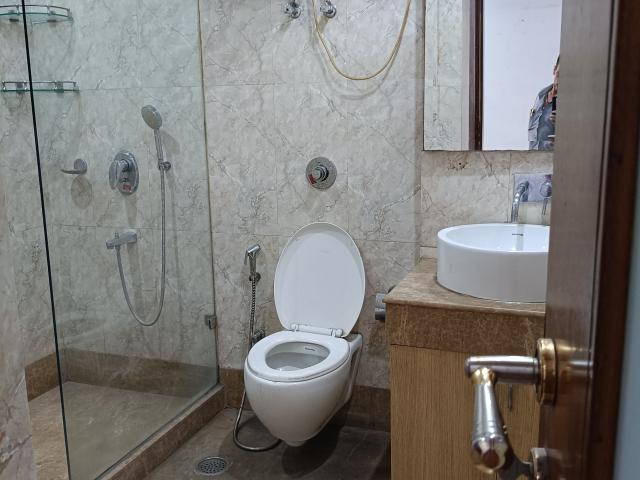 Resale | 6+ BHK + Pooja Room,Servant Room,Study Room,Extra Room 505 Sq.Yd. Independent House in New Friends Colony