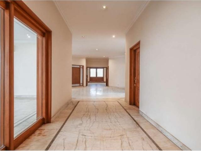 Resale | 6 BHK + Pooja Room,Servant Room,Study Room,Extra Room 517 Sq.Yd. Independent House in New Friends Colony