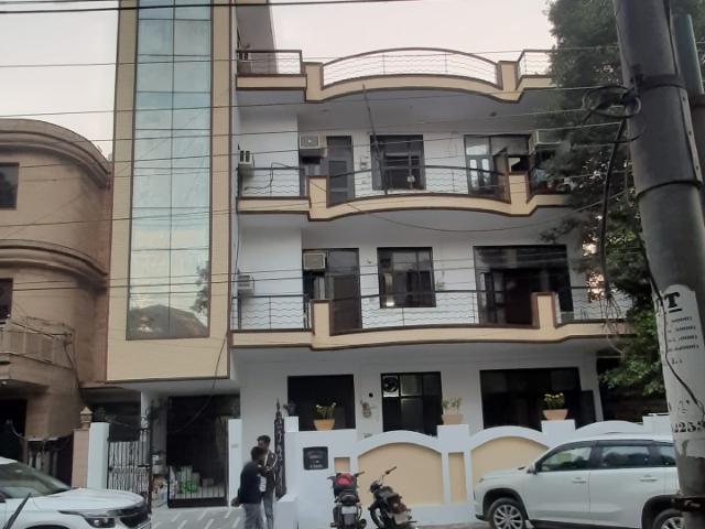 Resale | 6+ BHK + Pooja Room,Servant Room,Study Room,Extra Room 8000 Sq.Ft. Independent House in RWA Apartments Sector 20